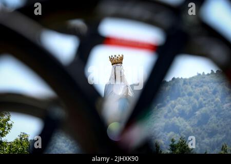 Hautacam, Francia. 21st luglio 2022. L'illustrazione mostra l'inizio della tappa 18 della gara ciclistica del Tour de France, da Lourdes a Hautacam (143km), Francia, giovedì 21 luglio 2022. Il Tour de France di quest'anno si svolge dal 01 al 24 luglio 2022. BELGA PHOTO DAVID PINTENS - UK OUT Credit: Belga News Agency/Alamy Live News Foto Stock