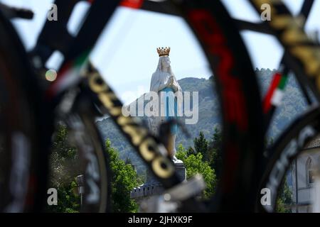 Hautacam, Francia. 21st luglio 2022. L'illustrazione mostra l'inizio della tappa 18 della gara ciclistica del Tour de France, da Lourdes a Hautacam (143km), Francia, giovedì 21 luglio 2022. Il Tour de France di quest'anno si svolge dal 01 al 24 luglio 2022. BELGA PHOTO DAVID PINTENS - UK OUT Credit: Belga News Agency/Alamy Live News Foto Stock