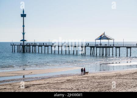 Adelaide Australia 21 luglio 2022. Persone che godono del caldo sole invernale sul molo nel sobborgo costiero di Brighton Adelaide Credit. amer Ghazzal/Alamy Live News Foto Stock