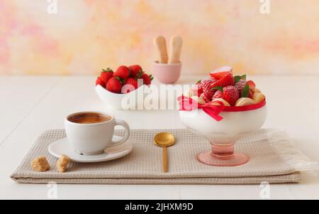 Charlotte, dessert francese con fragole legate con nastro di scarlatto, dessert facile e veloce fatto in un bicchiere. Foto Stock