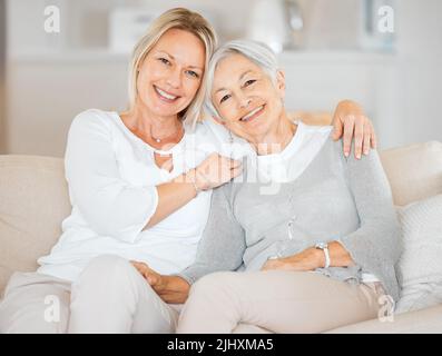 Ammalato sempre a cuore mia madre, una madre e una figlia che trascorrono il tempo insieme a casa. Foto Stock