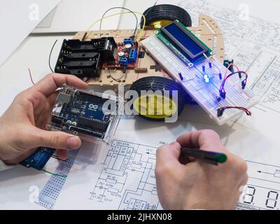 Creazione di robotica con microcontrollore arduino uno Foto Stock