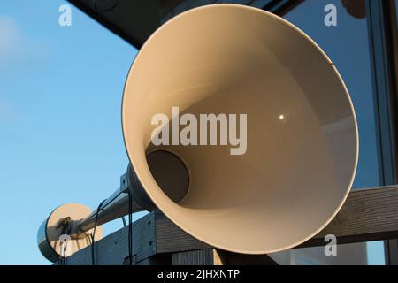 Grande altoparlante beige sul lato di un edificio, Giappone Foto Stock