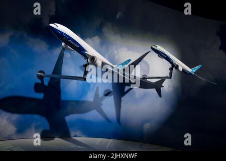 Una mostra di modelli di aerei Boeing jet all'interno dello chalet per esposizioni aziendali della società statunitense al Farnborough Airshow, il 20th luglio 2022, a Farnborough, Inghilterra. Il produttore statunitense di aviazione si sta riprendendo da una crisi finanziaria a seguito della serie di 737 incidenti Max. Il Farnborough International Airshow (FIA) è una fiera del settore aerospaziale e della difesa che, grazie a Covid, si svolge per la prima volta in quattro anni. La pandemia ha avuto un impatto importante sull'aviazione commerciale, mentre la guerra in Ucraina ha cambiato mentalità per le industrie della difesa. Ci sono 1.200 espositori da Foto Stock