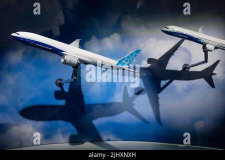 Una mostra di modelli di aerei Boeing jet all'interno dello chalet per esposizioni aziendali della società statunitense al Farnborough Airshow, il 20th luglio 2022, a Farnborough, Inghilterra. Il produttore statunitense di aviazione si sta riprendendo da una crisi finanziaria a seguito della serie di 737 incidenti Max. Il Farnborough International Airshow (FIA) è una fiera del settore aerospaziale e della difesa che, grazie a Covid, si svolge per la prima volta in quattro anni. La pandemia ha avuto un impatto importante sull'aviazione commerciale, mentre la guerra in Ucraina ha cambiato mentalità per le industrie della difesa. Ci sono 1.200 espositori da Foto Stock