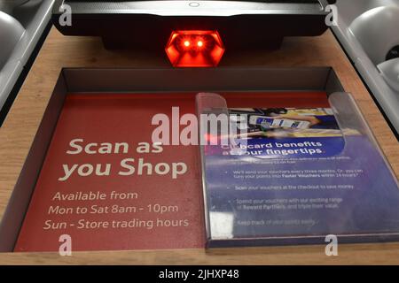 Tesco Extra Supermarket Self Service Scan come si Shop scanner a mano Foto Stock