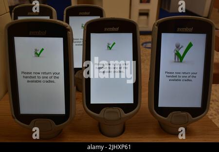 Tesco Extra Supermarket Self Service Scan come si Shop scanner a mano Foto Stock