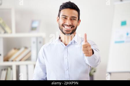 L'uomo d'affari multirazziale si fa un passo in su. Ritratto del giovane uomo d'affari al lavoro si fa cenno al gesto. Felice uomo d'affari che celebra il suo successo. Affari Foto Stock