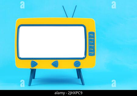 Vintage Miniature Toy Television su sfondo blu con percorso di ritaglio. Foto Stock