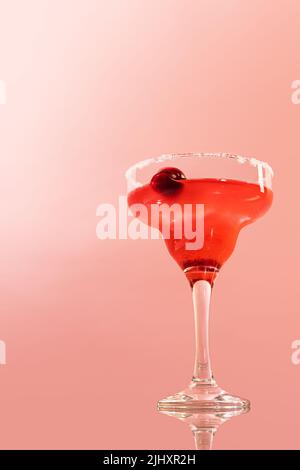Bicchiere di deliziosa bevanda alcolica, cocktail margarita fragola isolato su sfondo rosa Foto Stock
