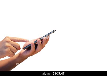 mano ravvicinata che tiene lo smartphone isolato su sfondo bianco. Foto Stock