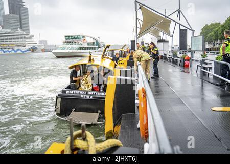 Rotterdam, Paesi Bassi. 21st luglio 2022. 2022-07-21 13:36:16 ROTTERDAM - la gente su un taxi d'acqua è portata a terra dopo una collisione con un giro in barca vicino al ponte Erasmus a Rotterdam. Tutte e sei le persone che erano in un taxi d'acqua sono state salvate dall'acqua. ANP MEDIATV netherlands OUT - belgium OUT Credit: ANP/Alamy Live News Foto Stock