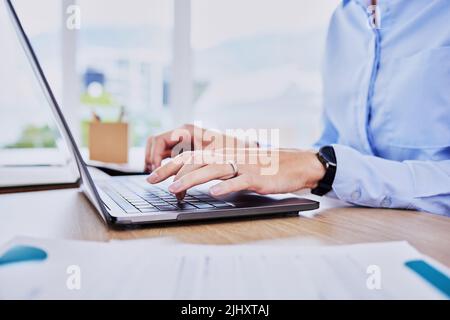 Chiudi le mani della donna che si trova in viaggio d'affari e digita sulla tastiera del notebook. Imprenditore femminile che invia una e-mail online Foto Stock