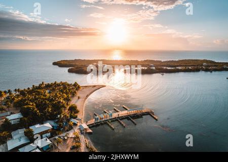 Le spiagge panoramiche di Placencia nel distretto di Stann Creek del Belize meridionale Foto Stock