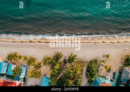 Una vista dall'alto delle spiagge di Placencia nel distretto di Stann Creek del Belize meridionale Foto Stock