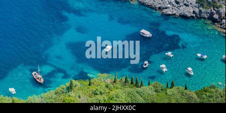 Vista aerea delle barche vicino a Limni Beach Glyko, sull'isola di Corfù. Grecia. Dove le due spiagge sono collegate alla terraferma Foto Stock