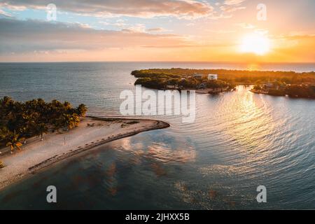 Le spiagge panoramiche di Placencia nel distretto di Stann Creek del Belize meridionale Foto Stock