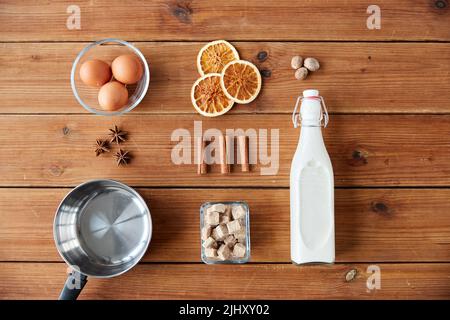 ingredienti per melanzane, zucchero e spezie su legno Foto Stock