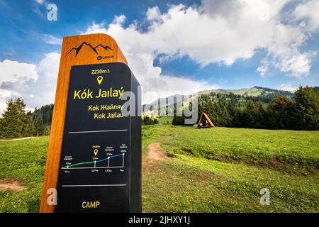 Informazioni turistiche stand nel pittoresco tratto turistico di montagna Almaty Kok Zhailau Foto Stock