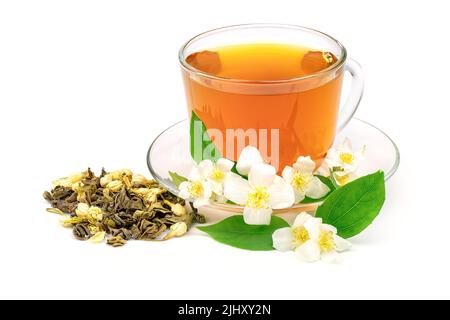 Tazza di tè verde con fiori di gelsomino isolati su sfondo bianco. Foto Stock