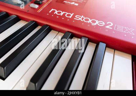 Primo piano sui tasti del sintetizzatore elettrico piano Nord Stage 2 Foto Stock