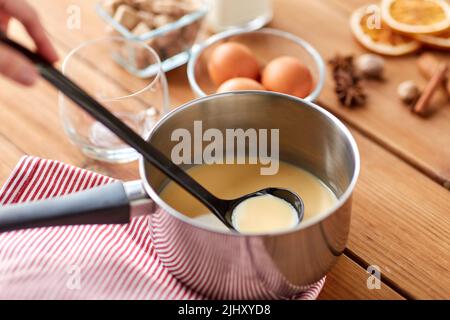 pentola con melanzane, ingredienti e spezie sul tavolo Foto Stock