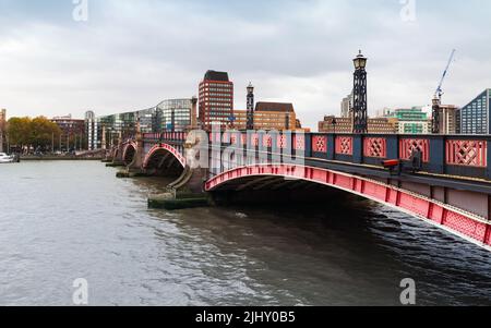 Lambeth Bridge ed edifici moderni sullo sfondo, paesaggio urbano di Londra, Regno Unito Foto Stock