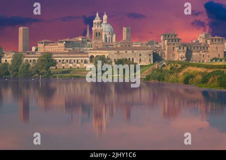 Vista della città di Mantova al tramonto riflessa sul Lago di mezzo sul fiume Mincio Italia Europa Foto Stock