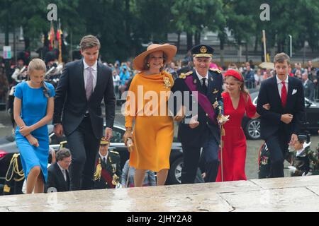 Bruxelles, Belgio. 21st luglio 2022. Re Philippe (3rd R), la regina Mathilde (3rd L), la principessa Elisabeth (2nd R), il principe Gabriel (2nd L), il principe Emmanuel (1st R) e la principessa Eleonore (1st L) del Belgio partecipano ad un evento della festa nazionale belga a Bruxelles (Belgio), 21 luglio 2022. Il Belgio ha celebrato la sua Giornata Nazionale il 21 luglio. Credit: Zheng Huansong/Xinhua/Alamy Live News Foto Stock