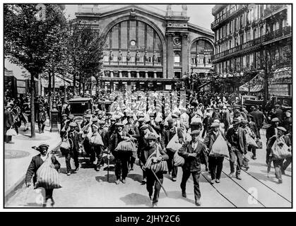 WW1 Reservisi belgi di tutte le età arrivano a Parigi dalla stazione ferroviaria Gare de l'Est sullo sfondo per combattere la Germania Imperiale Guerra Mondiale 1 prima Guerra Mondiale la Grande Guerra Parigi Francia Foto Stock