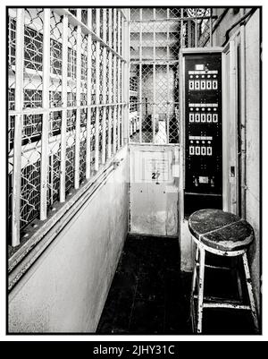 ALCATRAZ INTERIOR GUARD CELLS APRIPORTA 1960s APRIPORTA ELETTRICA DEL BLOCCO CELLULARE 'D' - Alcatraz, Cell House, Alcatraz Island, San Francisco Bay, San Francisco, San Francisco County, California; San Francisco County; San Francisco Foto Stock