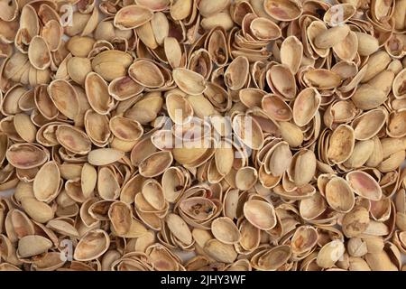 grande mucchio di gusci pistacchio, primo piano, vista dall'alto, sfondo di noce muso Foto Stock