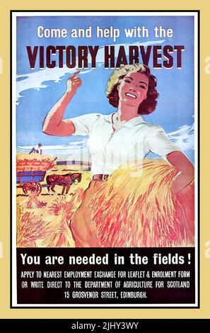 WW2 WOMENS LAND ARMY WLA 1942 UK Women's Land Army propaganda recruitment poster con donna bionda sorridente che tiene armful di grano raccolto, 'Vieni e aiuta con LA VITTORIA RACCOLTO' 'sei necessario nei campi!' Dipartimento dell'Agricoltura per la Scozia. 1940s seconda guerra mondiale seconda guerra mondiale WW2 Foto Stock