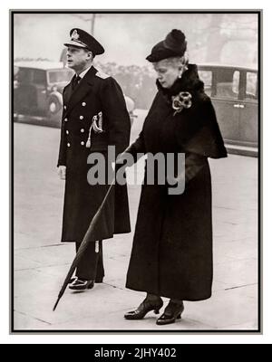 La regina Maria e il re Edoardo VIII (in seguito Duca di Windsor) visitano la commemorazione della fine della prima guerra mondiale a Londra il 11 novembre 1936. L'arrivo del re e della madre a Whitehall per l'imposizione di una corona. Questa è l'ultima foto del re in una funzione ufficiale. Egli abdicerà il 11 dicembre 1936. Del 11 novembre 1936 Foto Stock