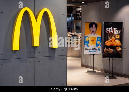 Hong Kong, Cina. 28th giugno 2022. Catena multinazionale americana di fast-food, ristorante McDonald's a Hong Kong. (Foto di Budrul Chukrut/SOPA Images/Sipa USA) Credit: Sipa USA/Alamy Live News Foto Stock