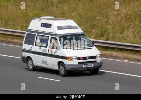 1992 90s n90 VW Volkswagen Caravelle CL8 2,0L, Transporter 62 P Swb, 1968cc benzina manuale motorhome. SWB, White, LCV 1968cc benzina motorhome; viaggiando sull'autostrada M6, Regno Unito Foto Stock