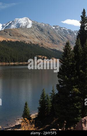 Clinton Gulch Dam Reservoir con Quandary Peak di 14.271 metri, vicino a Leadville, Colorado Foto Stock