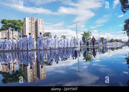 Il personale militare si prepara alla parata militare il 20 luglio 2022 a Bogotà, Colombia. Questa sfilata ritorna per le strade dopo due anni di pandemi Foto Stock