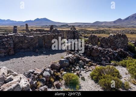 Rovinate pareti di pietra di un villaggio vicino a Parinacota nel Parco Nazionale Lauca, Cile. Foto Stock