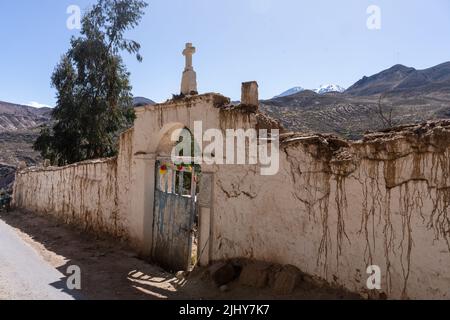 Le mura in adobe del cimitero del villaggio nel villaggio di Aymara di Socoroma, Cile. Foto Stock