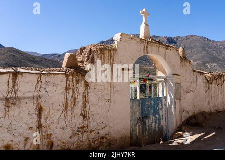 Le mura in adobe del cimitero del villaggio nel villaggio di Aymara di Socoroma, Cile. Foto Stock