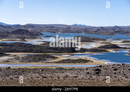 Le lagune di Cotacotani nel Parco Nazionale della Lauca nell'altiplano andino nel nord-est del Cile. Foto Stock