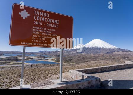 Le lagune di Cotacotani si affacciano a 15.174 metri di altitudine nel Parco Nazionale di Lauca con i Vulcani Parinacota & Pomerape, Cile. Foto Stock