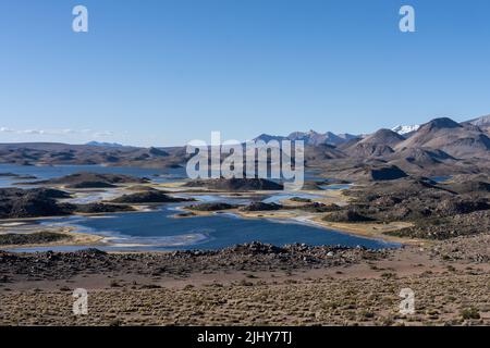 Le lagune di Cotacotani nel Parco Nazionale della Lauca nell'altiplano andino nel nord-est del Cile. Foto Stock