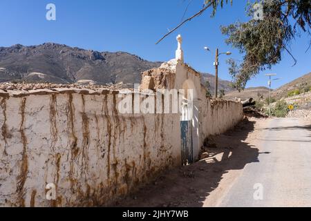 Le mura in adobe del cimitero del villaggio nel villaggio di Aymara di Socoroma, Cile. Foto Stock