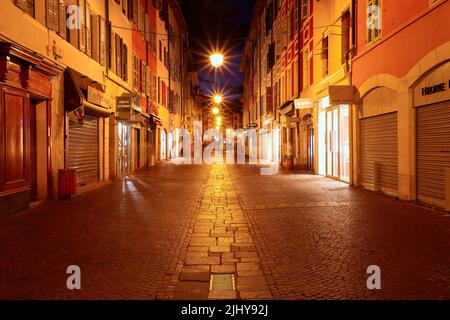 Annecy, Francia, - Agosto, 20, 2020 : Vista strada del centro commerciale Annecy di notte Foto Stock