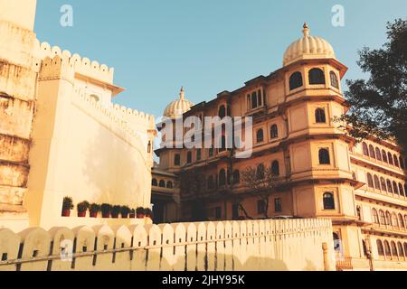 Vista del palazzo della città di Udaipur in Rajasthan, India. Il palazzo si trova sulla riva orientale del lago di Pichola Foto Stock