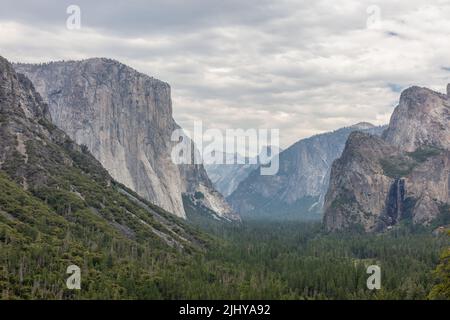 El Capitan, Half Dome, Bridal Veil Fall da Tunnel View, Yosemite National Park, California Foto Stock