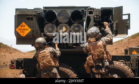 Pohakuloa Training Area, Stati Uniti. 18 luglio 2022. I Marines degli Stati Uniti con il Battaglione 5th, 11th Marines, 1st Marine Division, caricano un sistema di razzo di artiglieria ad alta mobilità M142 conosciuto come HIMARS durante il Rim del Pacifico 2022 all'area di addestramento di Pohakuloa, 18 maggio 2018 a Mauna Loa, Hilo, Hawaii. Credito: CPL. Patrick King/US Marines Photo/Alamy Live News Foto Stock