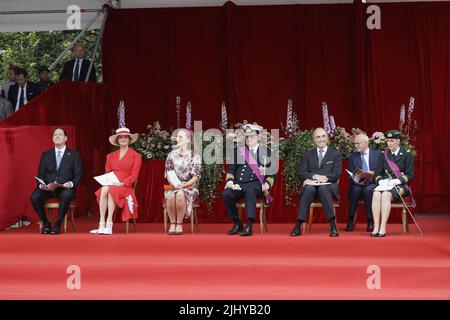 Jim o'Hare (marito di Delphine Boel), la principessa Delphine, la principessa Claire del Belgio, il principe Laurent del Belgio, il principe Lorenz del Belgio e la principessa Astrid del Belgio, durante la parata militare e civile nella giornata nazionale belga, a Bruxelles, giovedì 21 luglio 2022. BELGA PHOTO BRUNO FAHY Credit: Belga News Agency/Alamy Live News Foto Stock